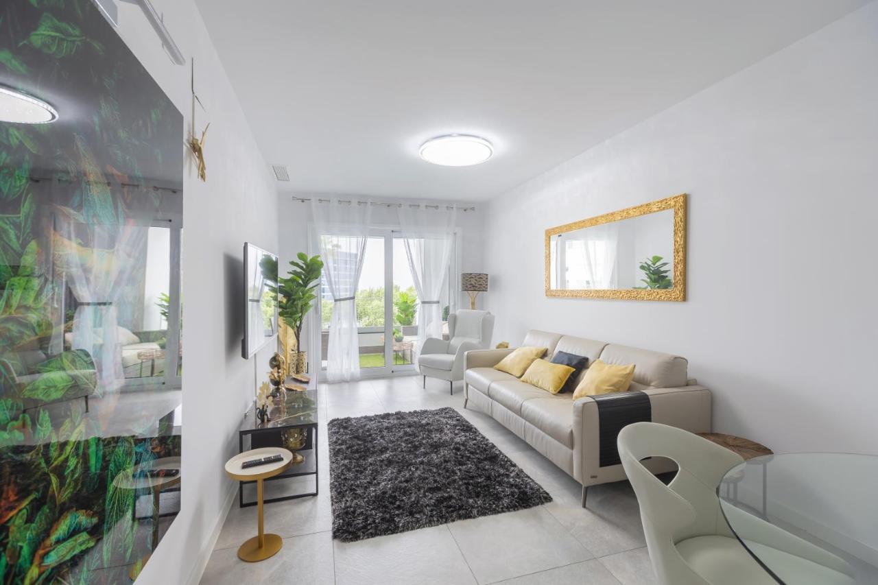 Luxury Brand New 2-bedroom Apartment, 3 Min Walk To The Beach! Apartment *