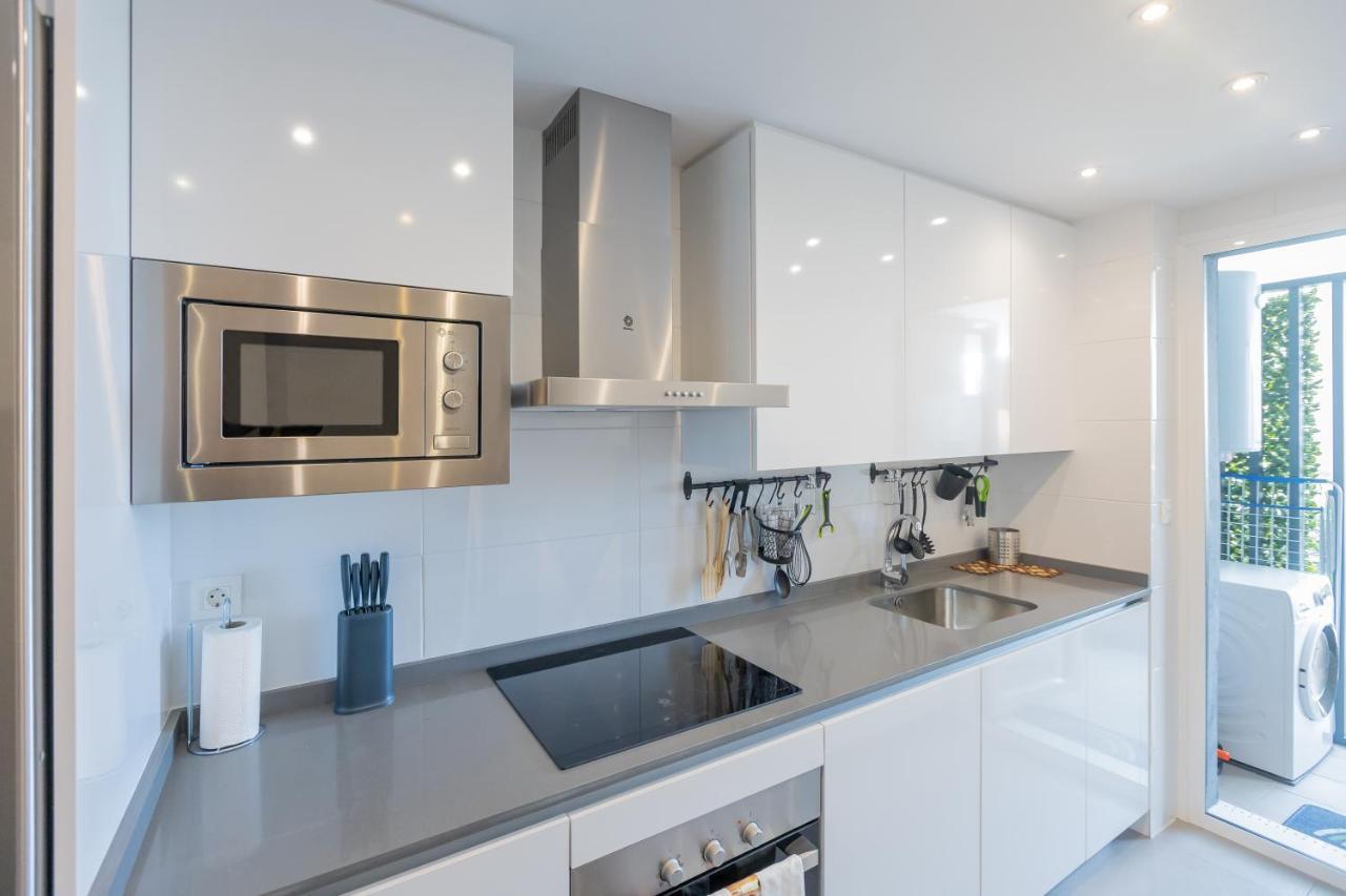 Apartment Luxury Brand New 2-bedroom Apartment, 3 Min Walk To The Beach!