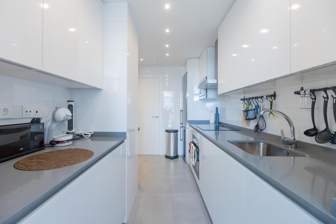 Luxury Brand New 2-bedroom Apartment, 3 Min Walk To The Beach! Apartment *