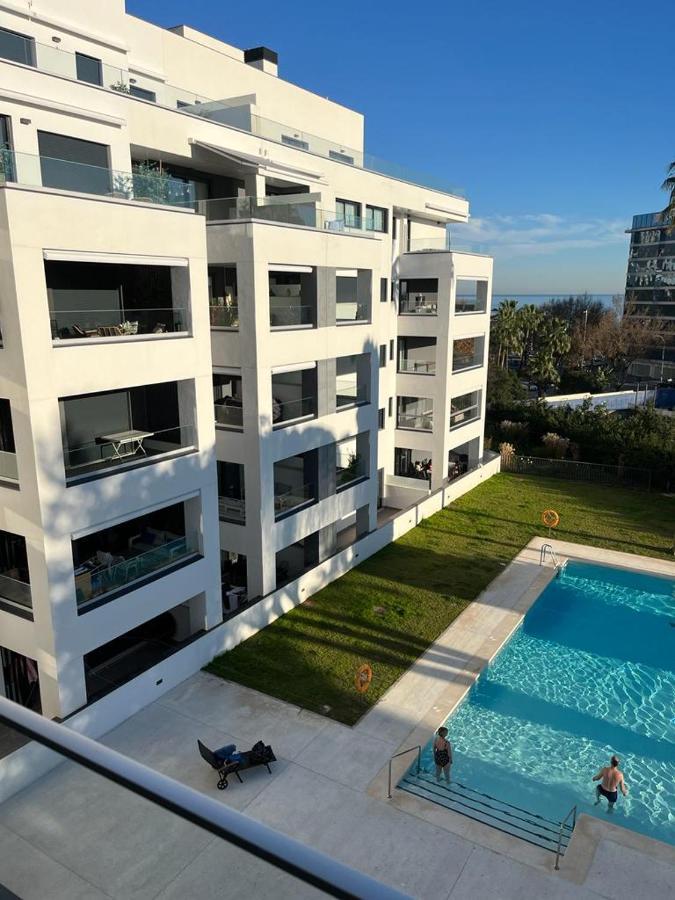 Luxury Brand New 2-bedroom Apartment, 3 Min Walk To The Beach!