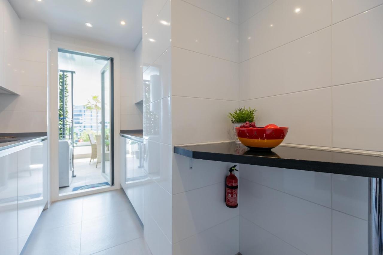 Luxury Brand New 2-bedroom Apartment, 3 Min Walk To The Beach! Apartment *