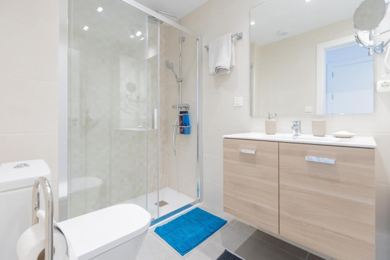 Apartment Luxury Brand New 2-bedroom Apartment, 3 Min Walk To The Beach!