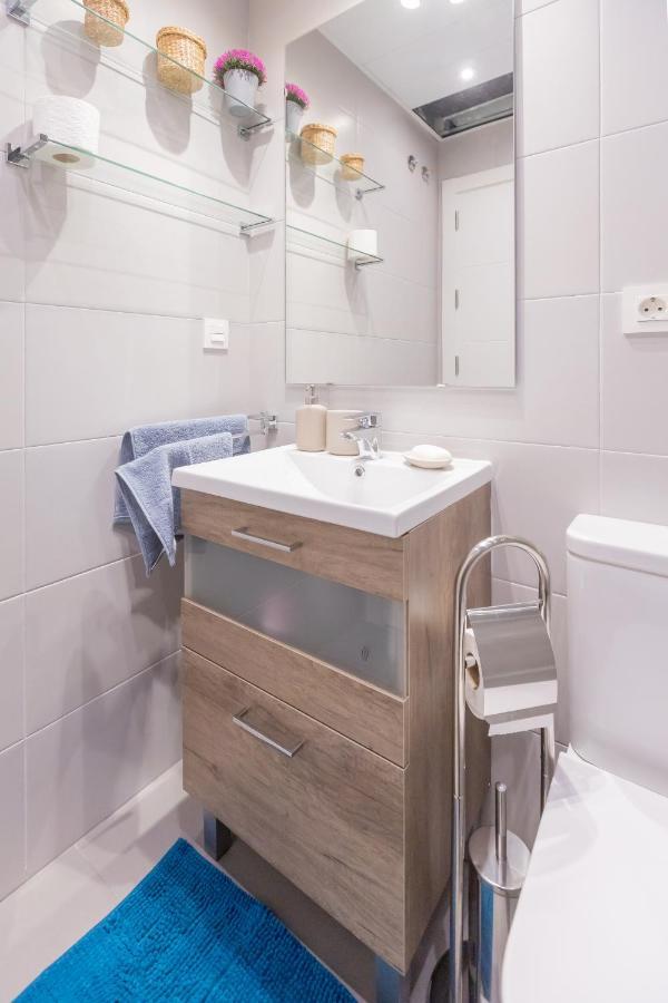 Apartment Luxury Brand New 2-bedroom Apartment, 3 Min Walk To The Beach! *