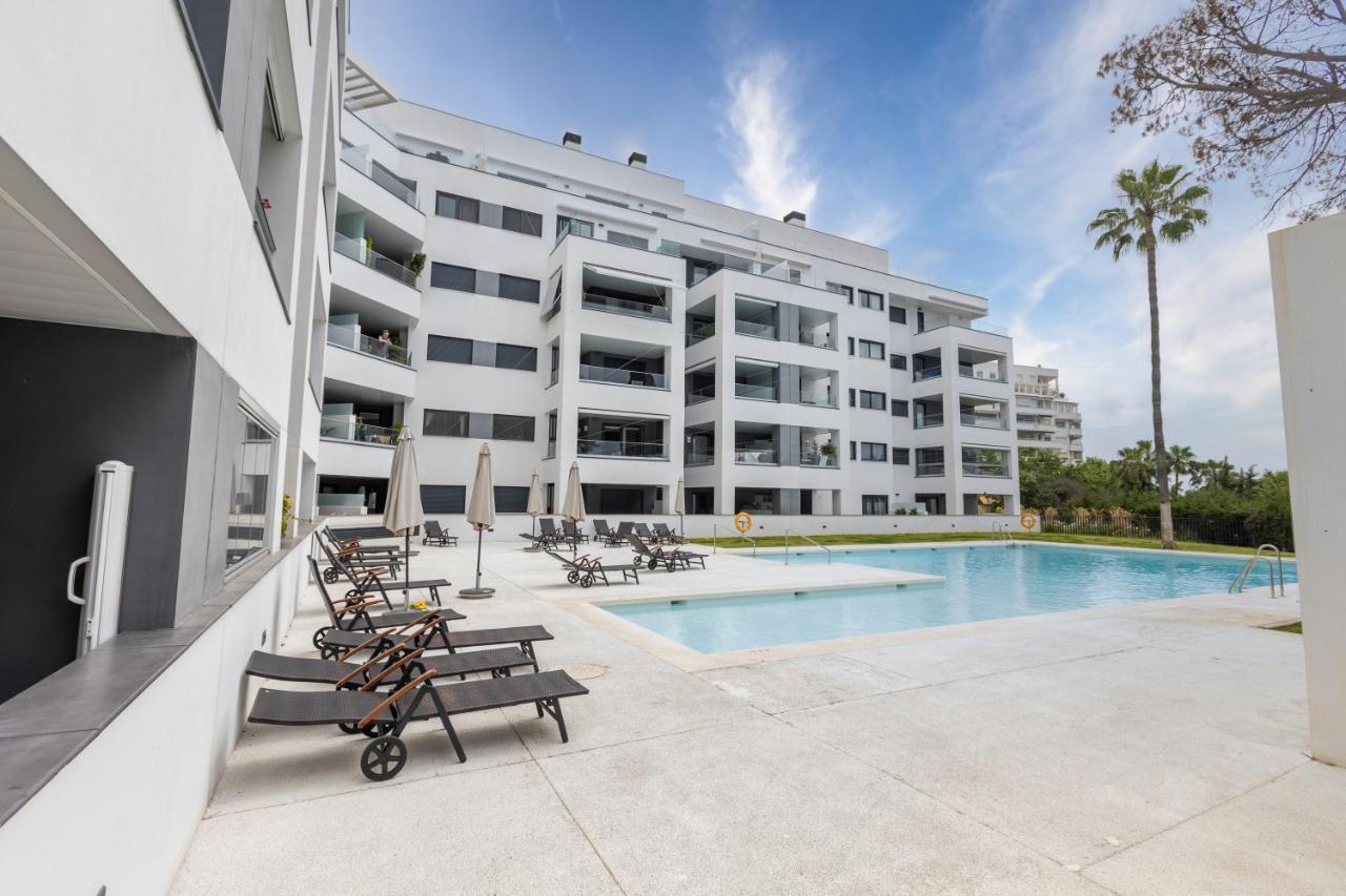 Luxury Brand New 2-bedroom Apartment, 3 Min Walk To The Beach! *